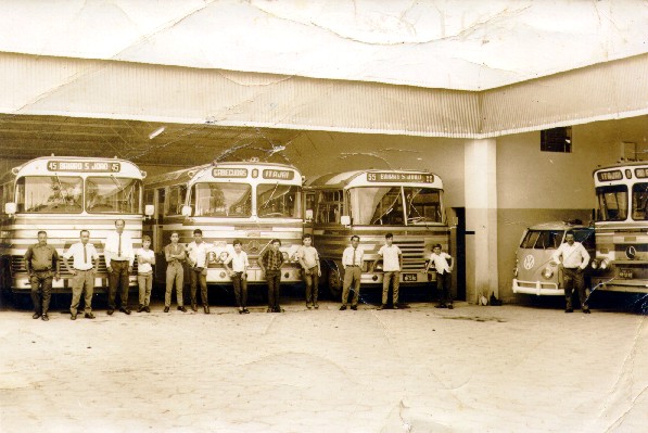 Fotografia histórica da garagem, com ônibus e funcionários do Coletivo Itajaí, provavelmente de 1972